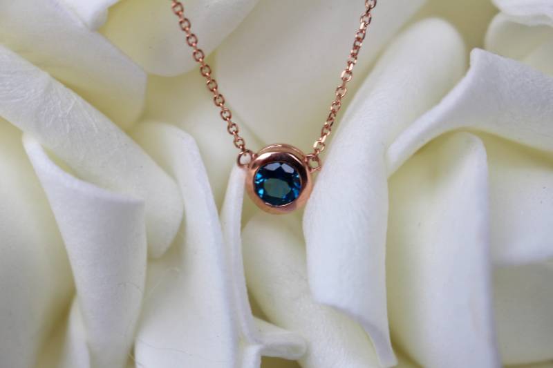 London Blautopas Anhänger in Solid 14Kt Rose Gold von LulusLatest