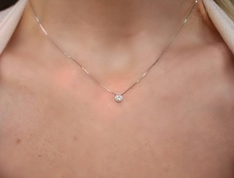 Natürliche Runde Brilliant Cut Diamond Bezel Set Anhänger von LulusLatest