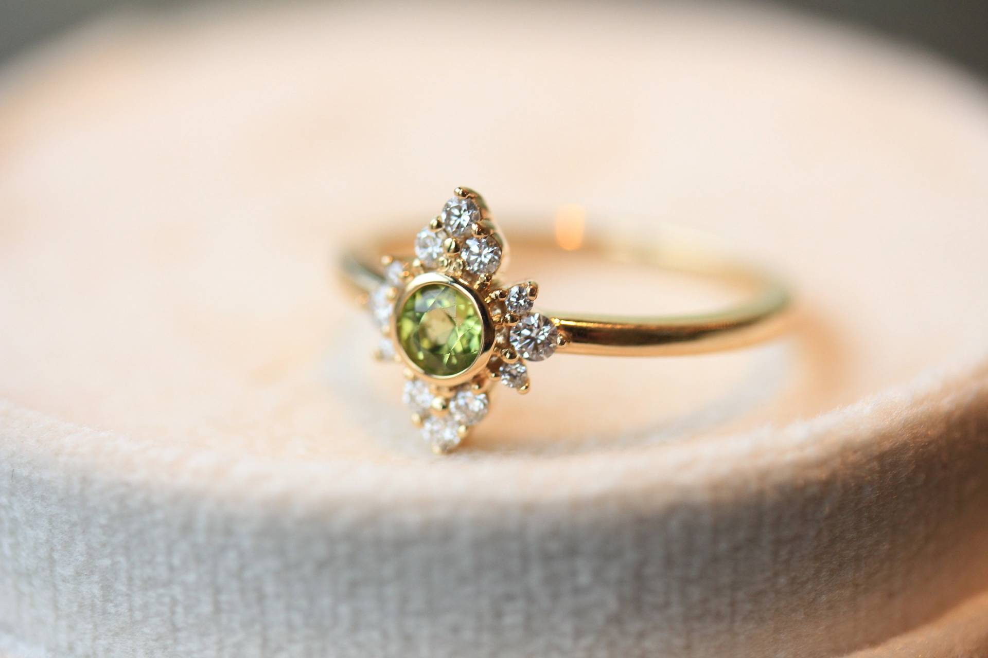 Peridot Geburtsstein Und Naturdiamant Ring in 14Kt Massivgold von LulusLatest