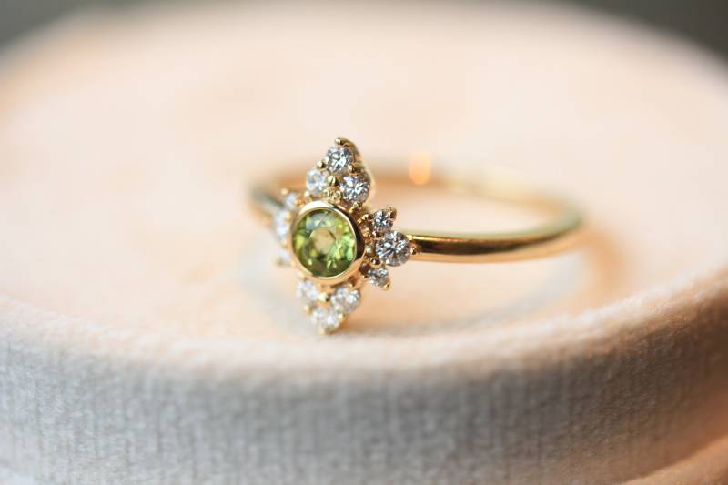 Peridot Geburtsstein Und Naturdiamant Ring in 14Kt Massivgold von LulusLatest
