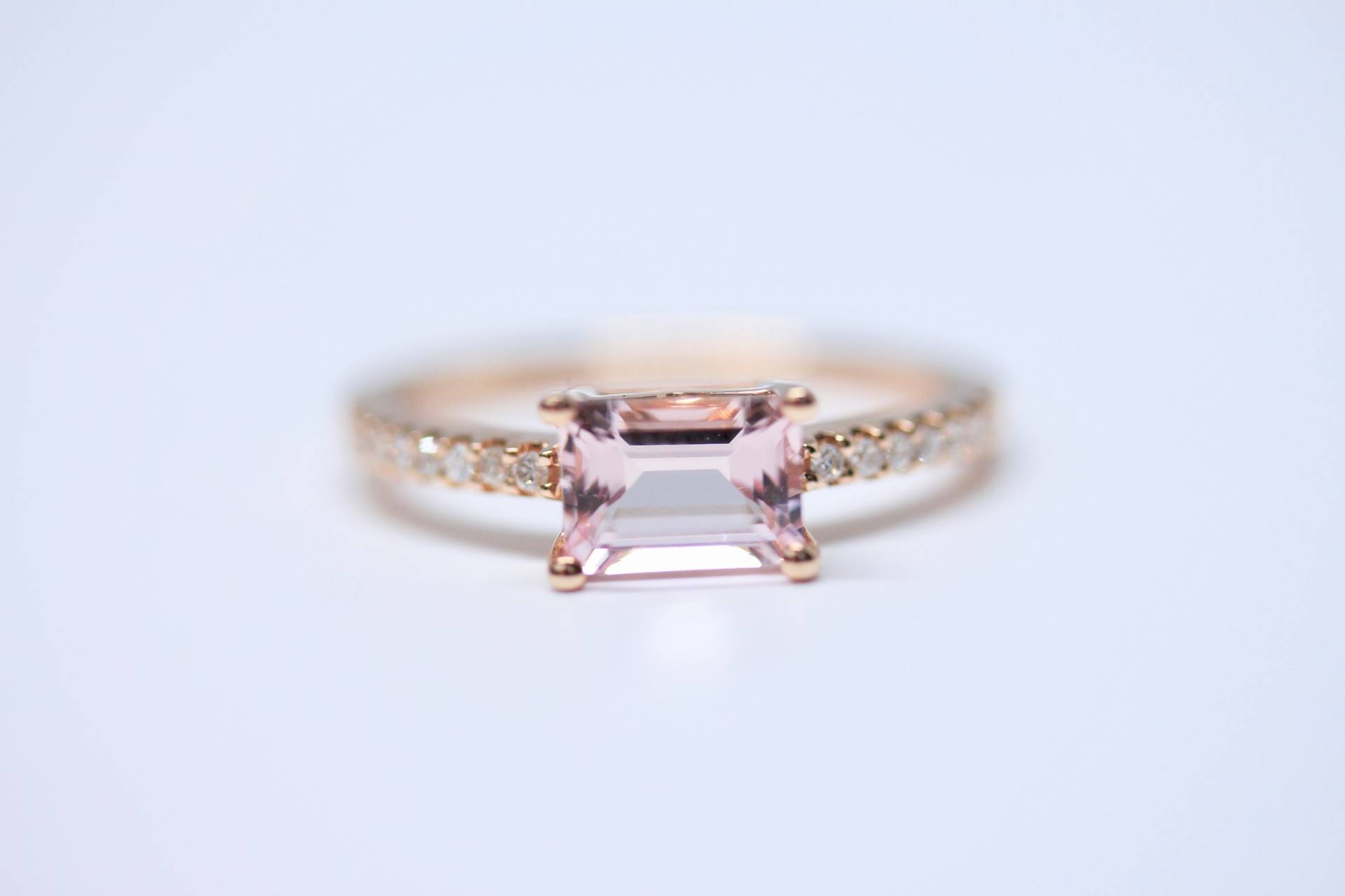 Solide 14Kt Rose Gold Und Smaragd Geschnitten Morganit Ehering, Stapelbar, Jubiläum, Modering von LulusLatest