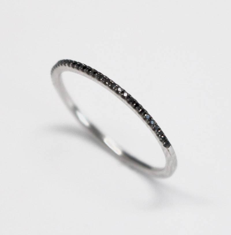 Zierliches Micro Pave Schwarzes Diamantband 1mm in 14K von LulusLatest