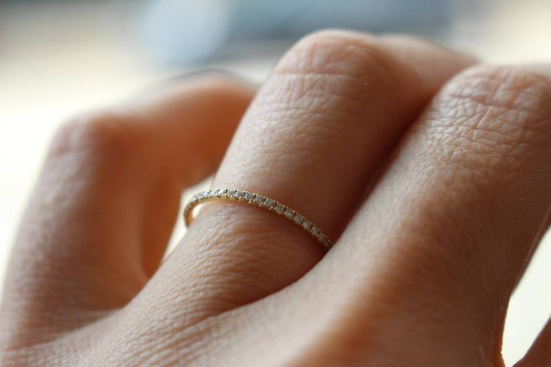 Zierliches Micro Shared Prong Diamantband 1mm 14K Oder Platin von LulusLatest