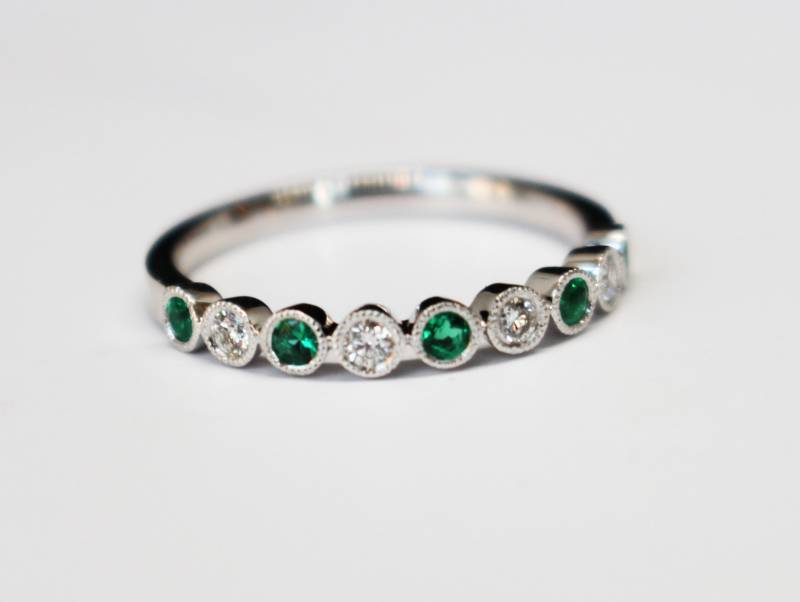 stapelbarer Ring Aus 585 Weißgold Mit Diamant Und Smaragd von LulusLatest