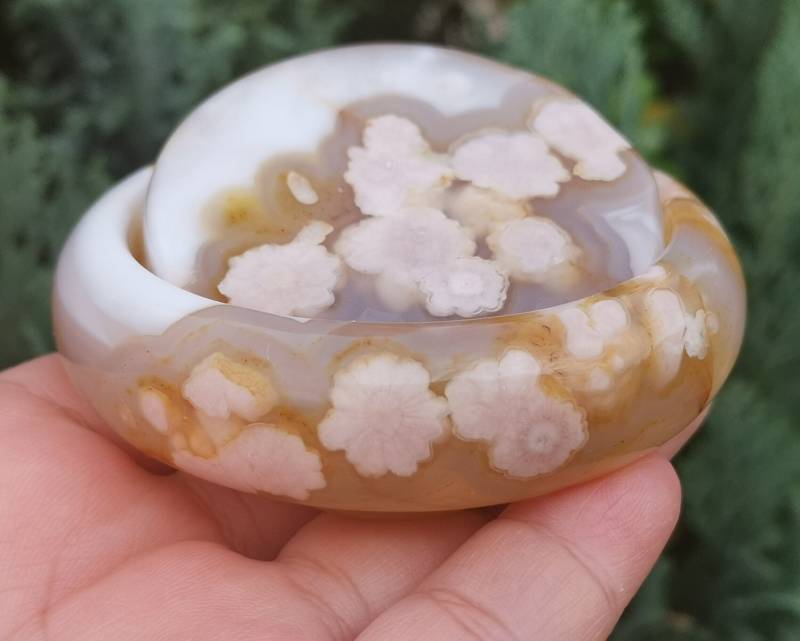 56, 8 Mm | Einzigartige Blume/Sakura Achat Chalcedon Armreif Im Angebot von LulusTwinklingSky