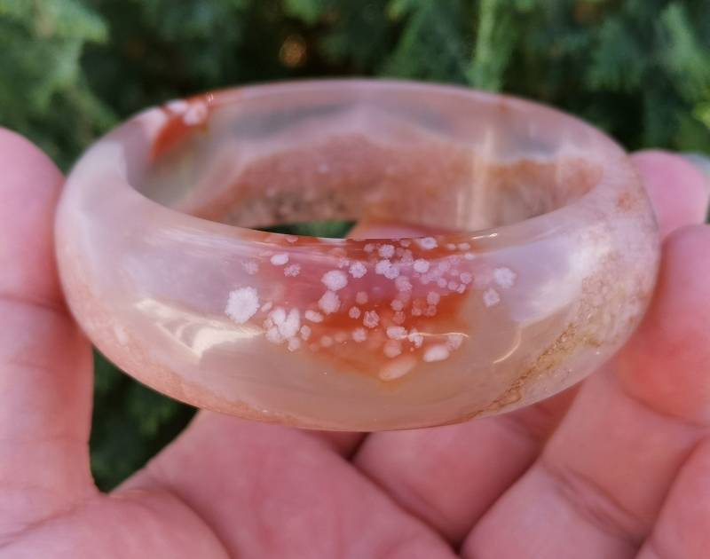 58, 6mm | Einzigartige Blume/Sakura Achat Chalcedon Armreif Im Verkauf 58, 6mm | Einzigartige Blume/Sakura Achat Chalcedon Armreif Im Verkauf von LulusTwinklingSky