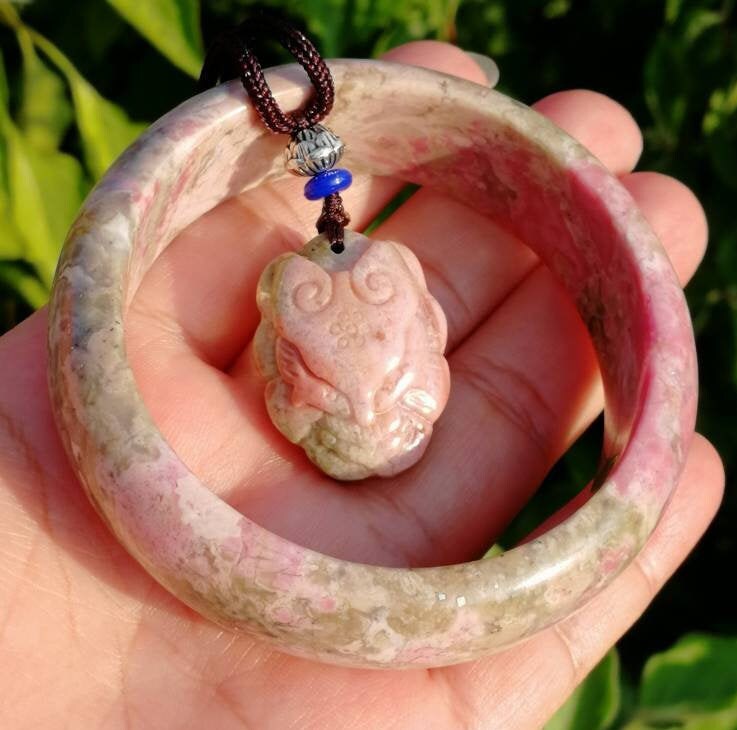 58, 6mm | Wunderschöner Rhodonit Armreif + Anhänger Im Set Verkauf 58, 6mm | Wunderschöner Rhodonit Armreif + Anhänger Im Set Verkauf von LulusTwinklingSky