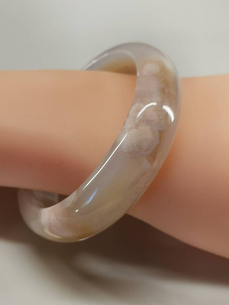 60 Mm | Einzigartiger Blume/Sakura Achat Chalcedon Armreif Im Angebot 60 Mm | Einzigartiger Blume/Sakura Achat Chalcedon Armreif Im Angebot von LulusTwinklingSky