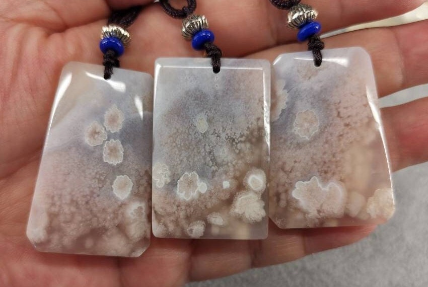 Sakura/Kirschblüten Achat Chalcedon Anhänger Triplette Sakura/Kirschblüten Achat Chalcedon Anhänger Triplette von LulusTwinklingSky