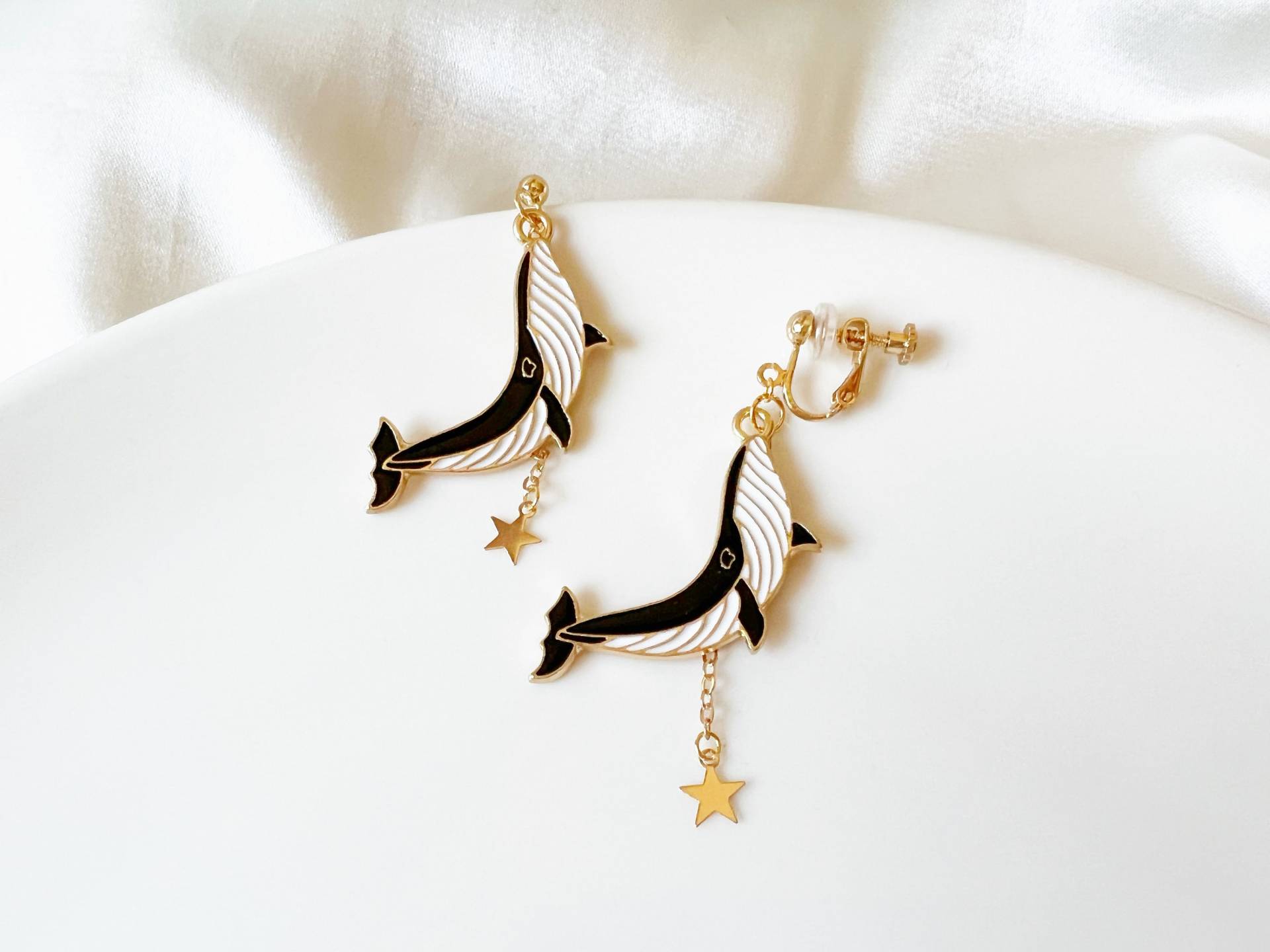 Niedliche Wal Ohrringe | Emaille Ohrhänger Design Clip On Or Stud Ocean & Star Schmuck Geschenk Für Sie Niedliche Wal Ohrringe | Emaille Ohrhänger Design Clip On Or Stud Ocean & Star Schmuck Geschenk Für Sie von LuluxCrafts