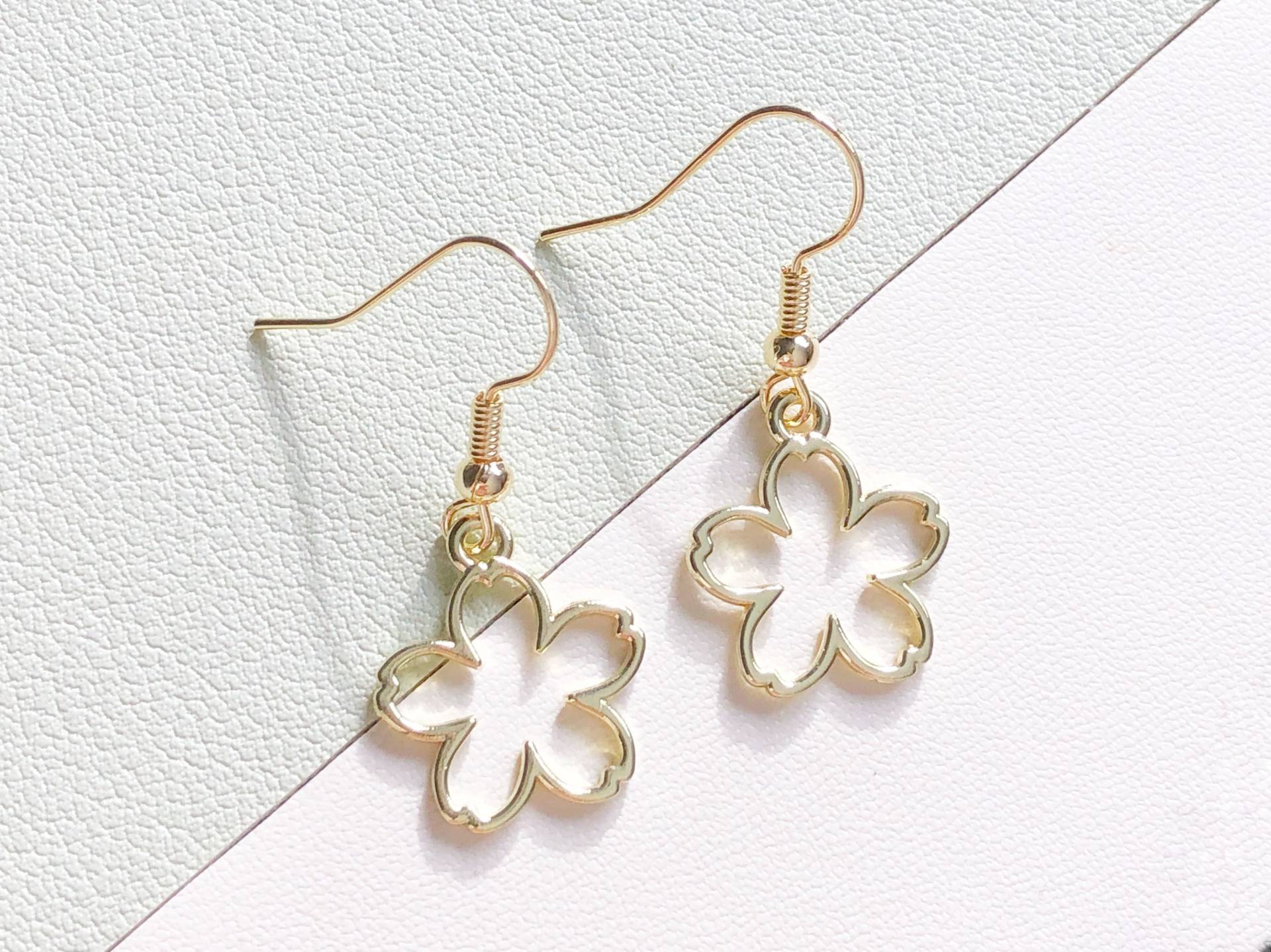 Gold Aushöhlen Sakura Ohrringe, Niedliche Blume Baumeln Anhänger, Geschenk Für Sie Gold Aushöhlen Sakura Ohrringe, Niedliche Blume Baumeln Anhänger, Geschenk Für Sie von LuluxCrafts