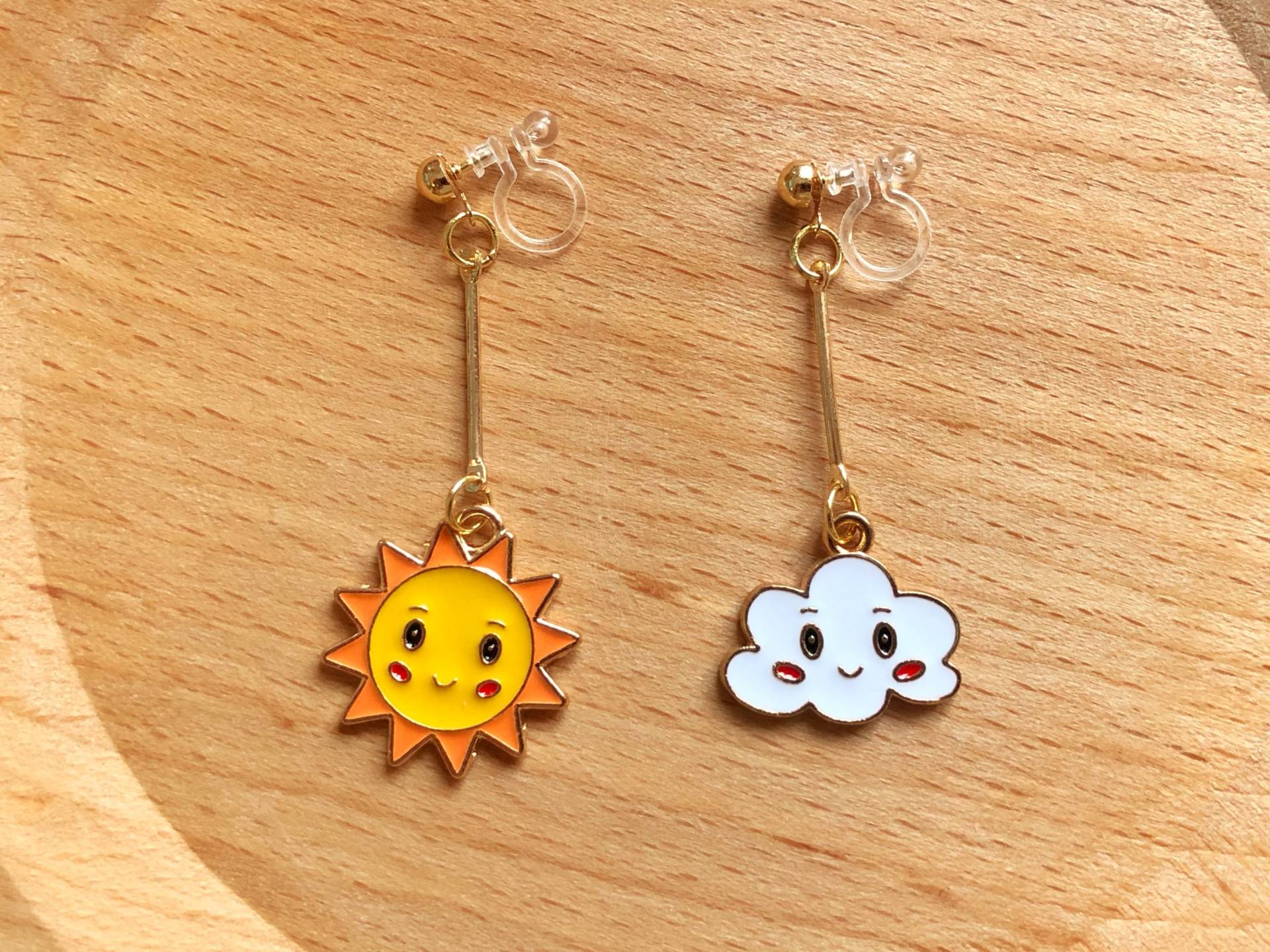 Niedliche Sonne Und Wolken Emaille Ohrringe, Wetter Lächelndes Gesicht Ohrstecker/Clip Auf Ohrring, Statement Geschenk Für Sie von LuluxCrafts