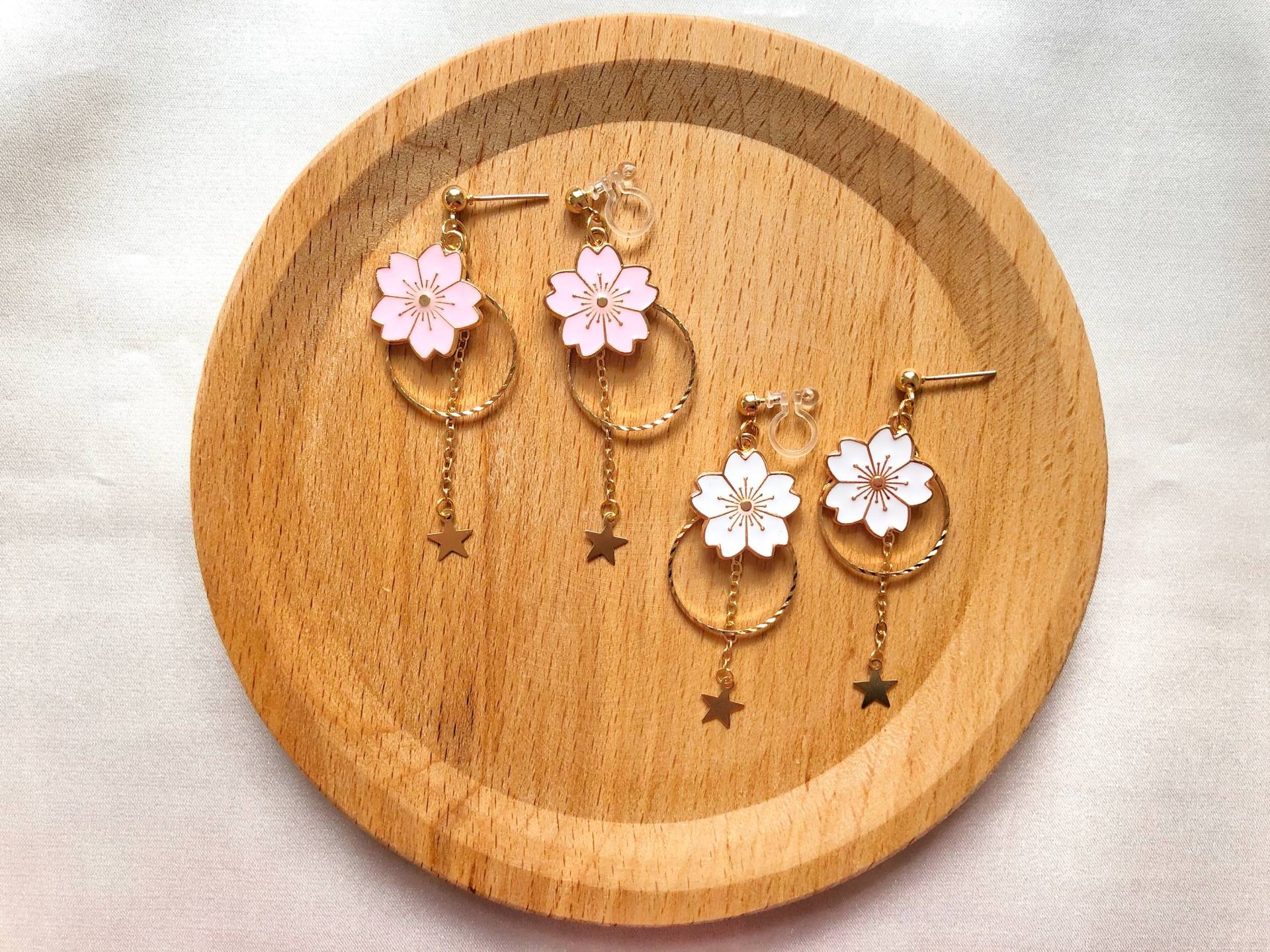 Sakura Kirschblüten Ohrringe | Emaille Blumenschmuck Clip On Or Stud Frühling Geschenk Für Sie Nicht Durchbohrt Option Sakura Kirschblüten Ohrringe | Emaille Blumenschmuck Clip On Or Stud Frühling Geschenk Für Sie Nicht Durchbohrt Option von LuluxCrafts