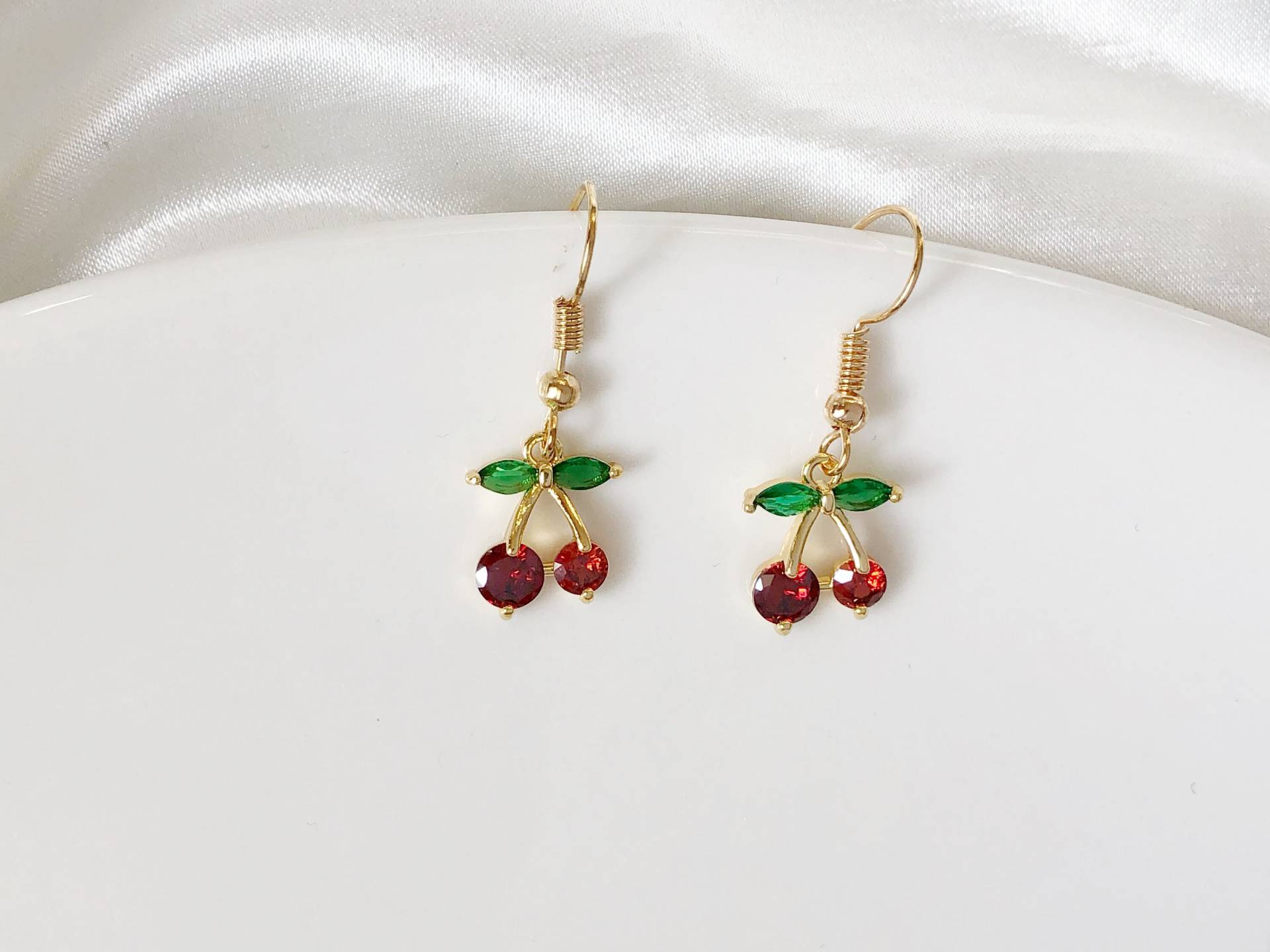 Nette Zierliche Kirschohrringe, Kleine Ohrringe, Spezielles Geschenk Für Sie Nette Zierliche Kirschohrringe, Kleine Ohrringe, Spezielles Geschenk Für Sie von LuluxCrafts
