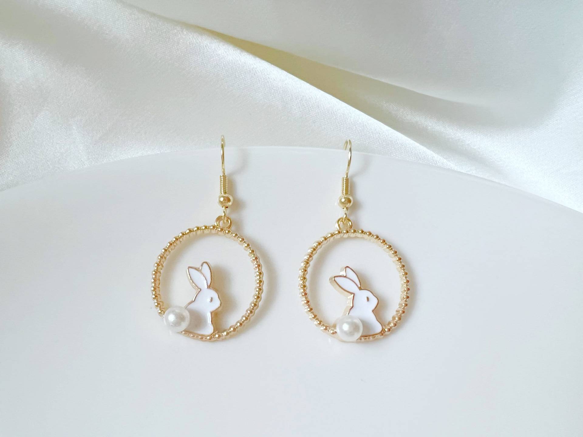 Süßes Kaninchen Mit Kunstperle Ohrring, Vergoldete Hase Ohrstecker, Ohrhänger, Hängeohrringe Oster Geschenk Süßes Kaninchen Mit Kunstperle Ohrring, Vergoldete Hase Ohrstecker, Ohrhänger, Hängeohrringe Oster Geschenk von LuluxCrafts