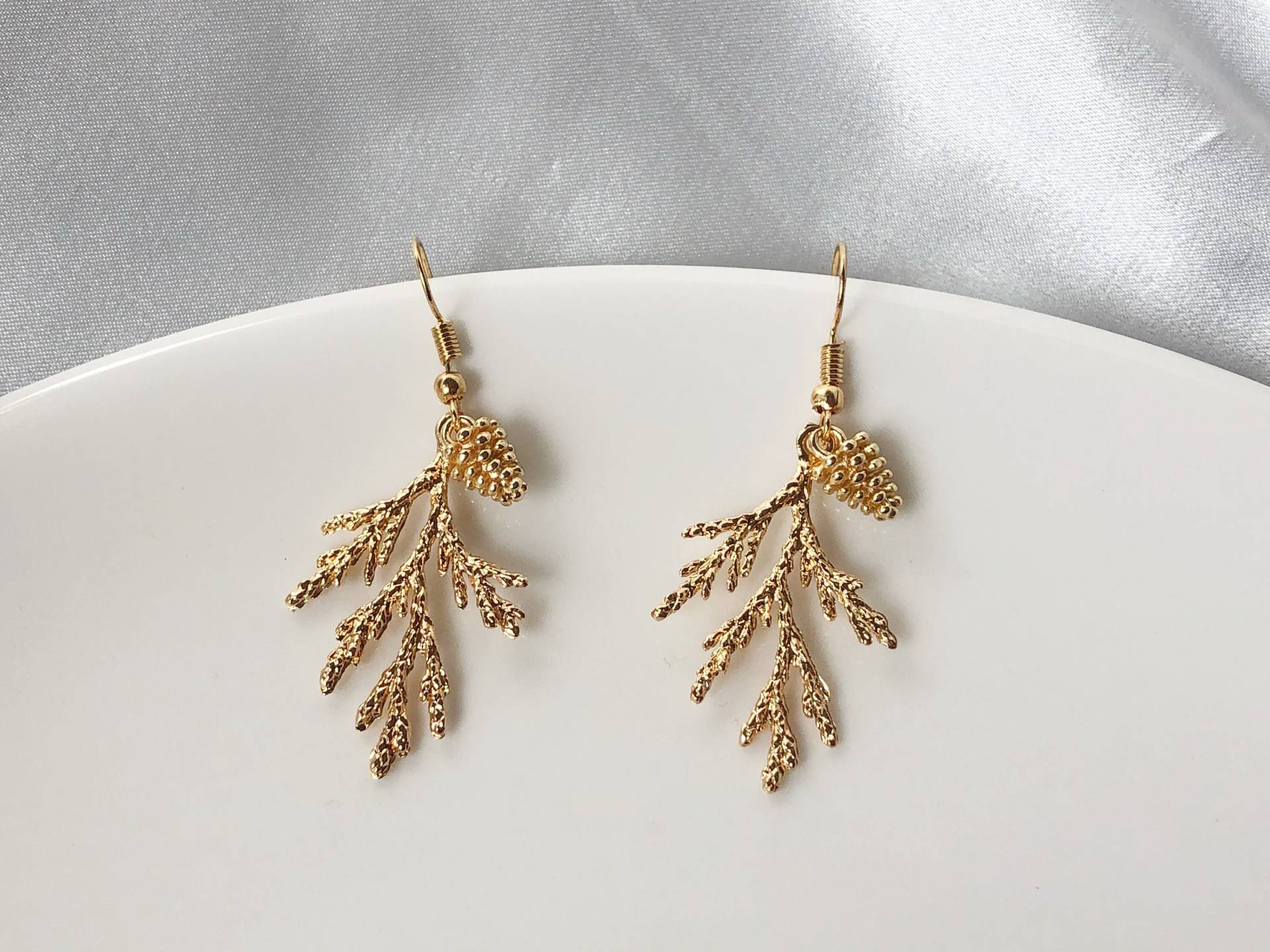 Wacholderzweig & Tannenzapfen Ohrringe, Handgemachter Schmuck, Gold Silberfarben, Geschenk Für Sie Wacholderzweig & Tannenzapfen Ohrringe, Handgemachter Schmuck, Gold Silberfarben, Geschenk Für Sie von LuluxCrafts