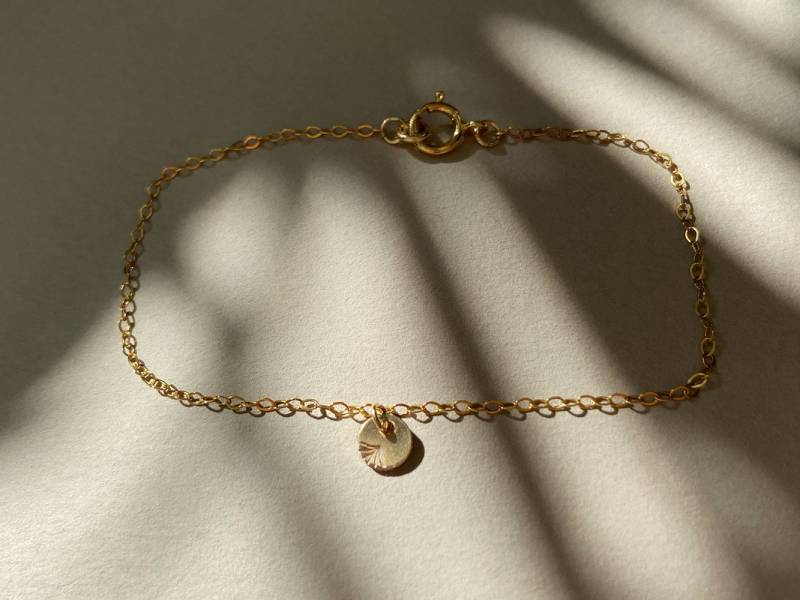 Armband Gold Mit Anhänger "Lucky Coin" Glücksbringer Handgefertigt Aus 14K Filled/Goldgefüllt von LulyaJewelry