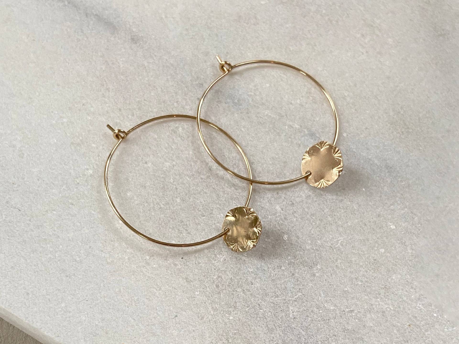 Feine Creolen 14K Gold Filled Mit Anhänger Plättchen Geprägt, 30mm Feine Creolen 14K Gold Filled Mit Anhänger Plättchen Geprägt, 30mm von LulyaJewelry