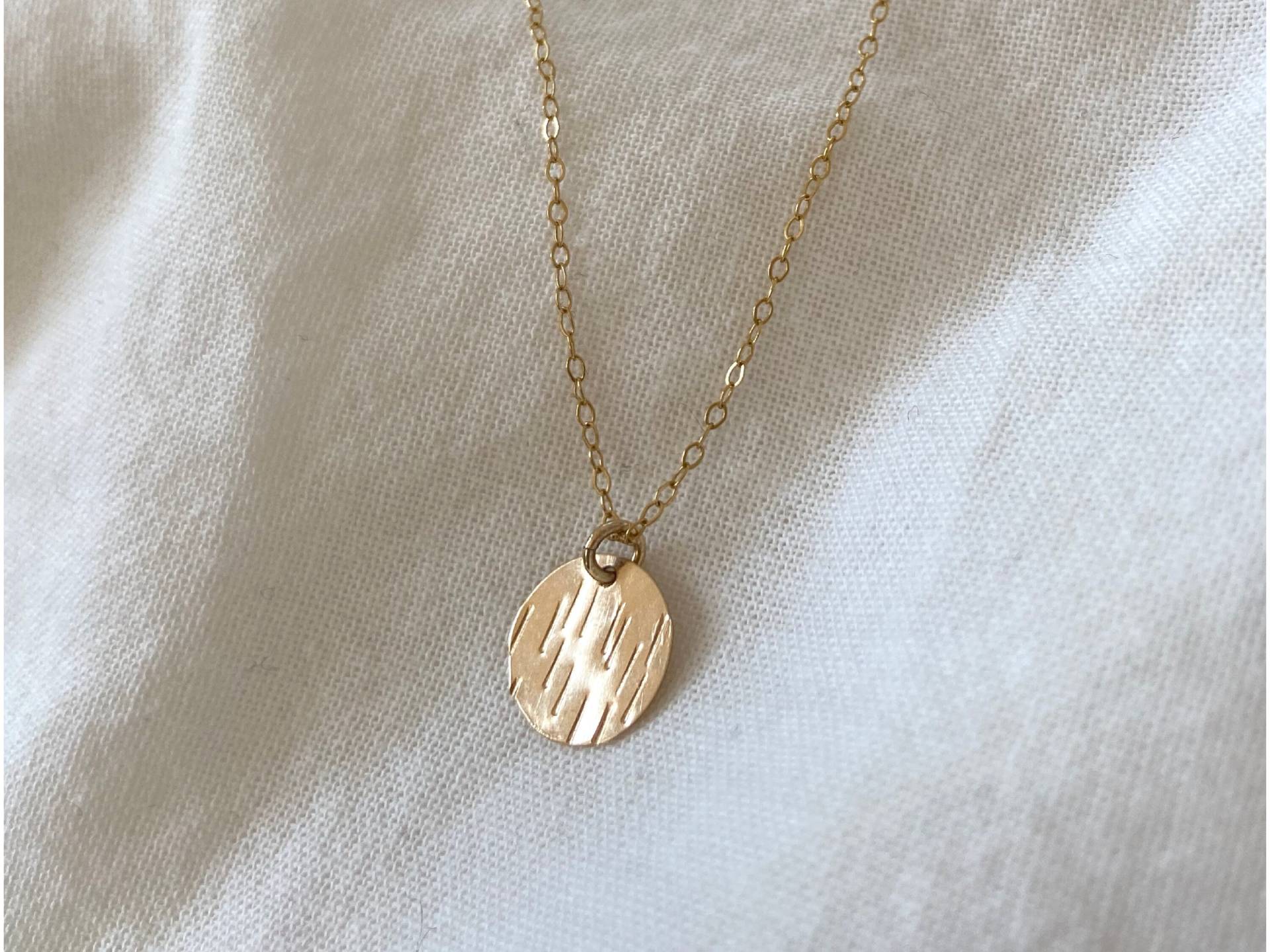 Kette Aus 14K Gold Filled, Mit Anhänger Plättchen Geprägt, "Rain" Kette Aus 14K Gold Filled, Mit Anhänger Plättchen Geprägt, "Rain" von LulyaJewelry