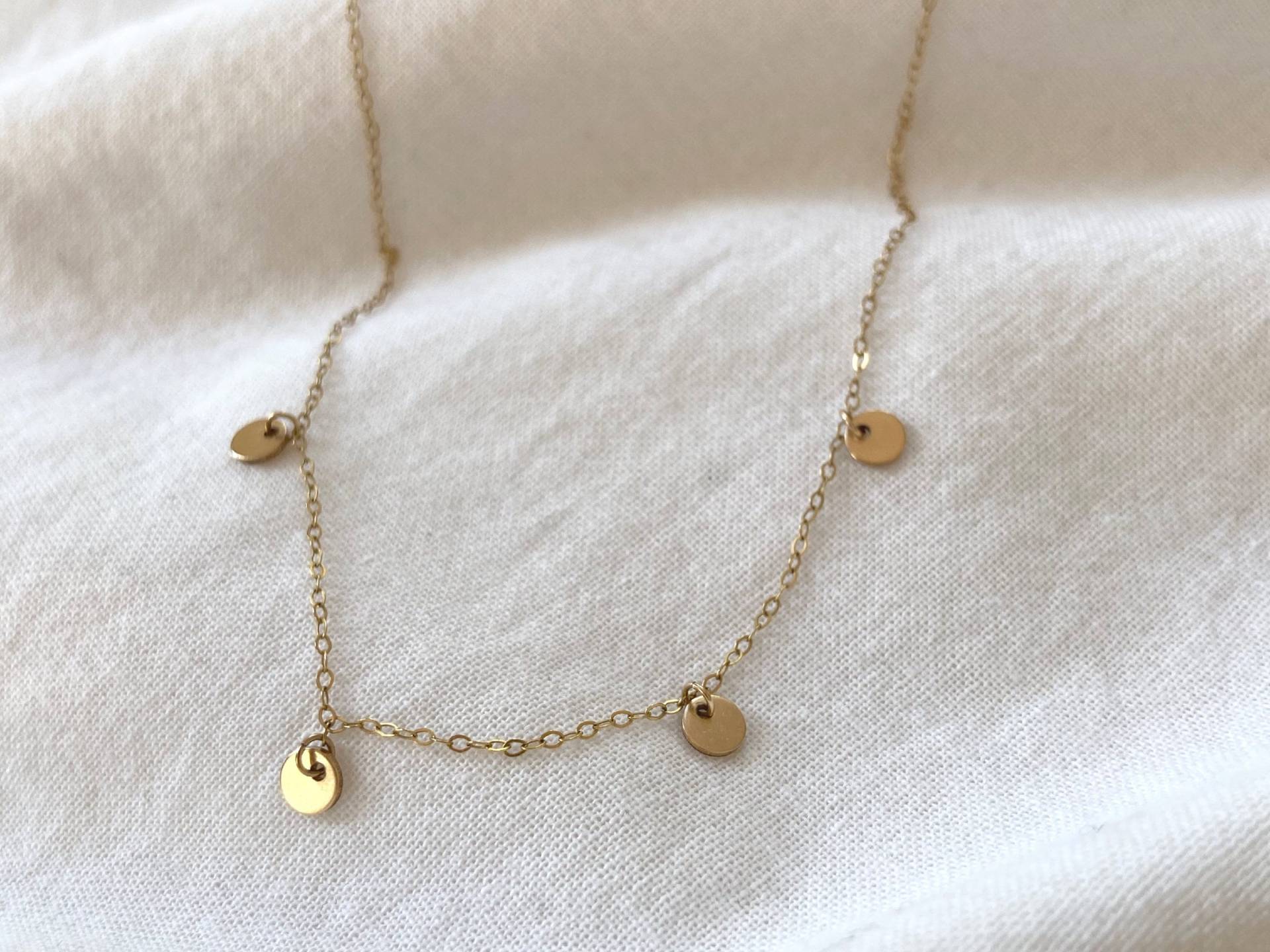 Kette Gold Mit Plättchen Anhänger Necklace Handgefertigt Aus 14K Filled/Goldgefüllt Kette Gold Mit Plättchen Anhänger Necklace Handgefertigt Aus 14K Filled/Goldgefüllt von LulyaJewelry