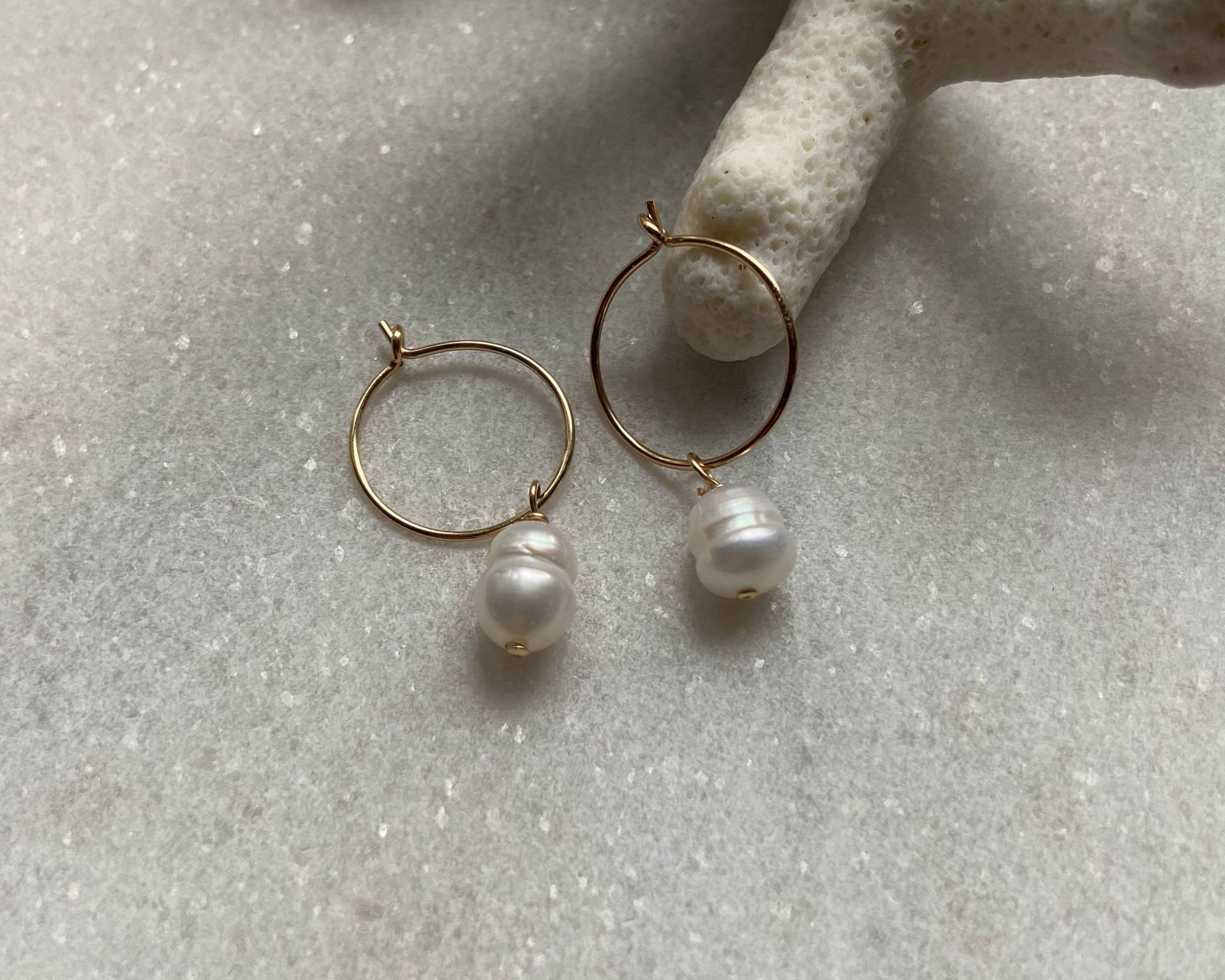 Kleine Feine Creolen Mit Süßwasserperlen Handgefertigt Aus 14 Gold Filled, Small Hoops With Pearls Kleine Feine Creolen Mit Süßwasserperlen Handgefertigt Aus 14 Gold Filled, Small Hoops With Pearls von LulyaJewelry