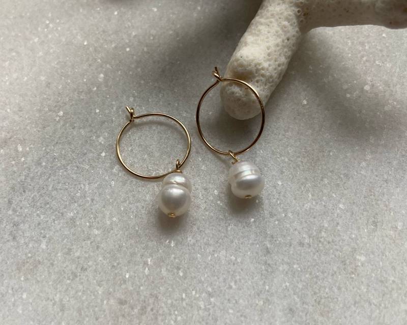 Kleine Feine Creolen Mit Süßwasserperlen Handgefertigt Aus 14 Gold Filled, Small Hoops With Pearls Kleine Feine Creolen Mit Süßwasserperlen Handgefertigt Aus 14 Gold Filled, Small Hoops With Pearls von LulyaJewelry