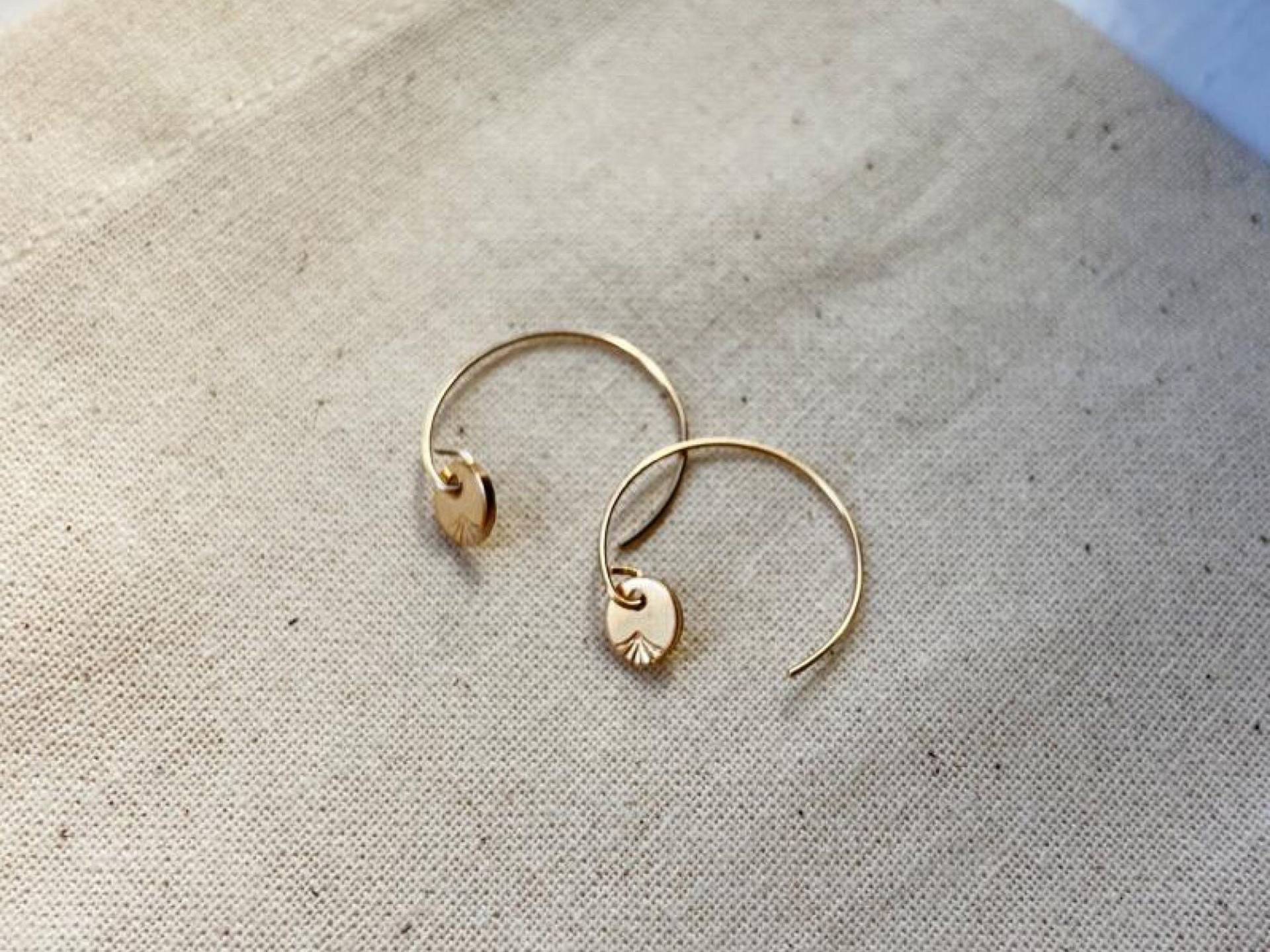 Kleine Gold Creolen Mit Plättchen 14K Filled/Goldgefüllt Kleine Gold Creolen Mit Plättchen 14K Filled/Goldgefüllt von LulyaJewelry