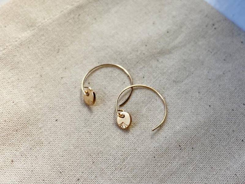 Kleine Gold Creolen Mit Plättchen 14K Filled/Goldgefüllt Kleine Gold Creolen Mit Plättchen 14K Filled/Goldgefüllt von LulyaJewelry