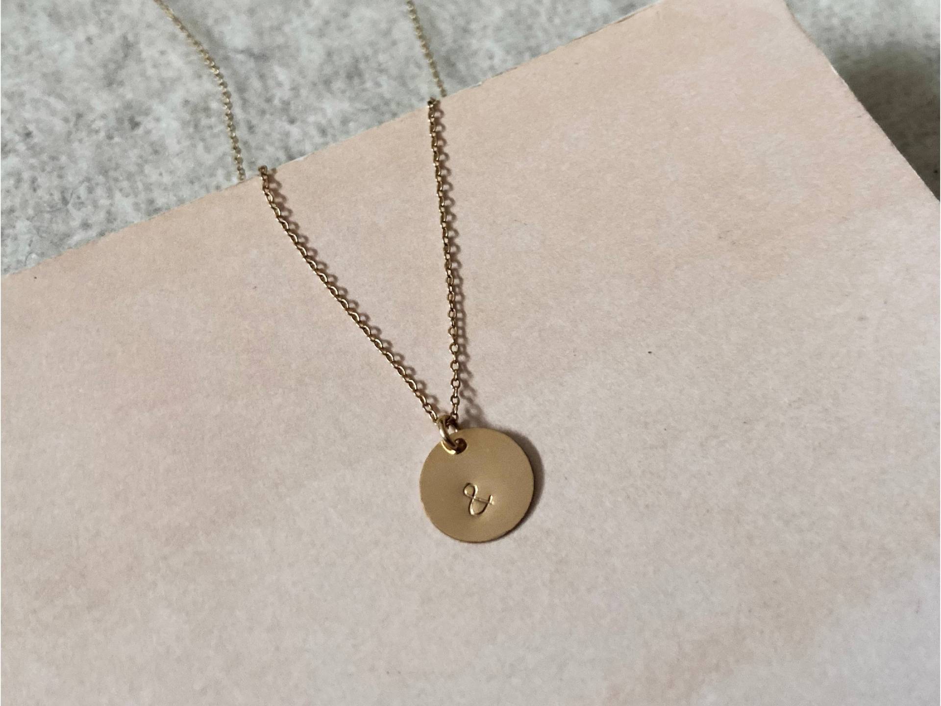 Personalisierte Medaillon Kette 14K Gold Filled, Mit Anhänger Buchstabe Personalisierte Medaillon Kette 14K Gold Filled, Mit Anhänger Buchstabe von LulyaJewelry