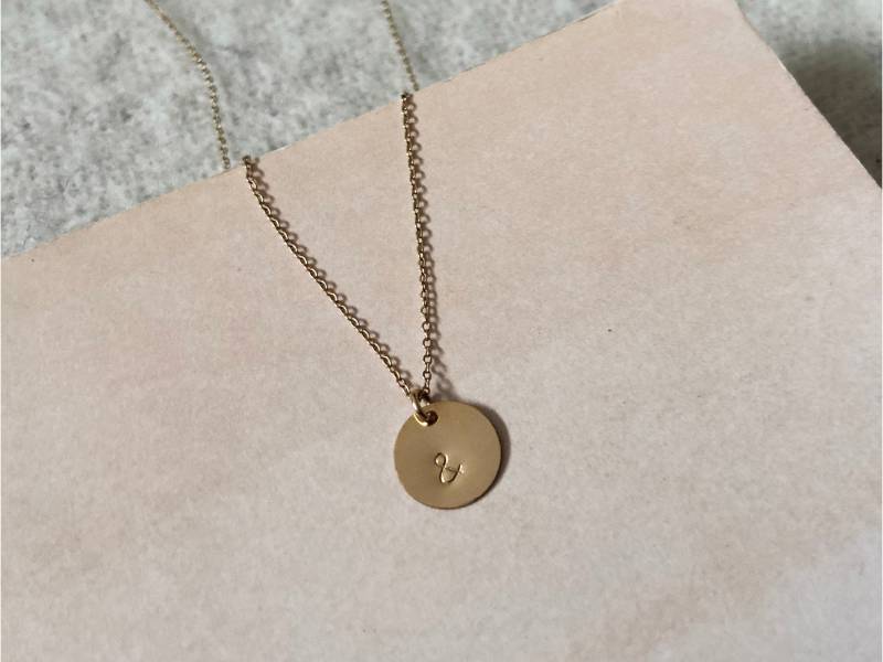 Personalisierte Medaillon Kette 14K Gold Filled, Mit Anhänger Buchstabe Personalisierte Medaillon Kette 14K Gold Filled, Mit Anhänger Buchstabe von LulyaJewelry