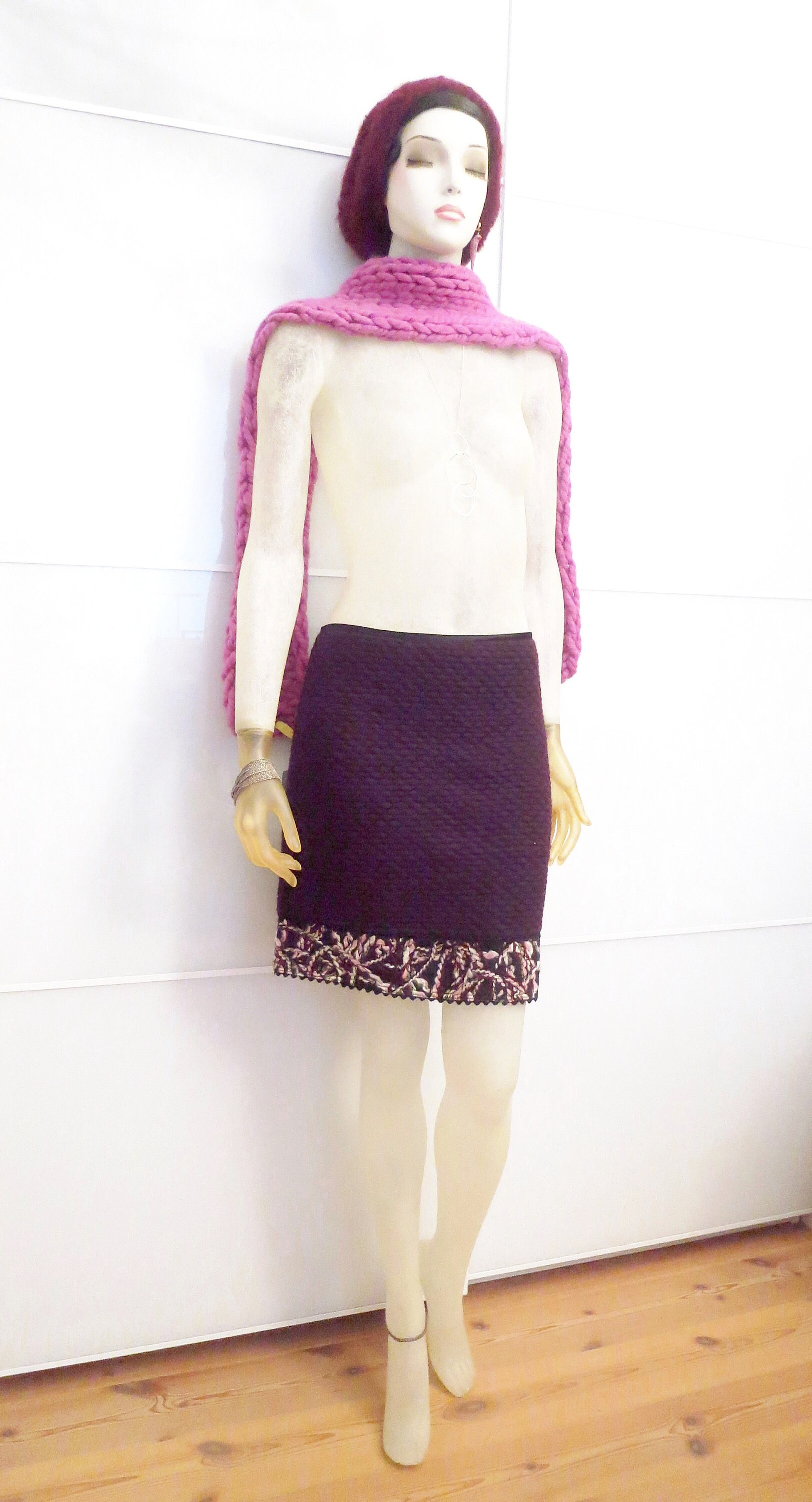 Auberginefarbener Kurzer Rock Timea Aus Wollstoff von Lumapoli