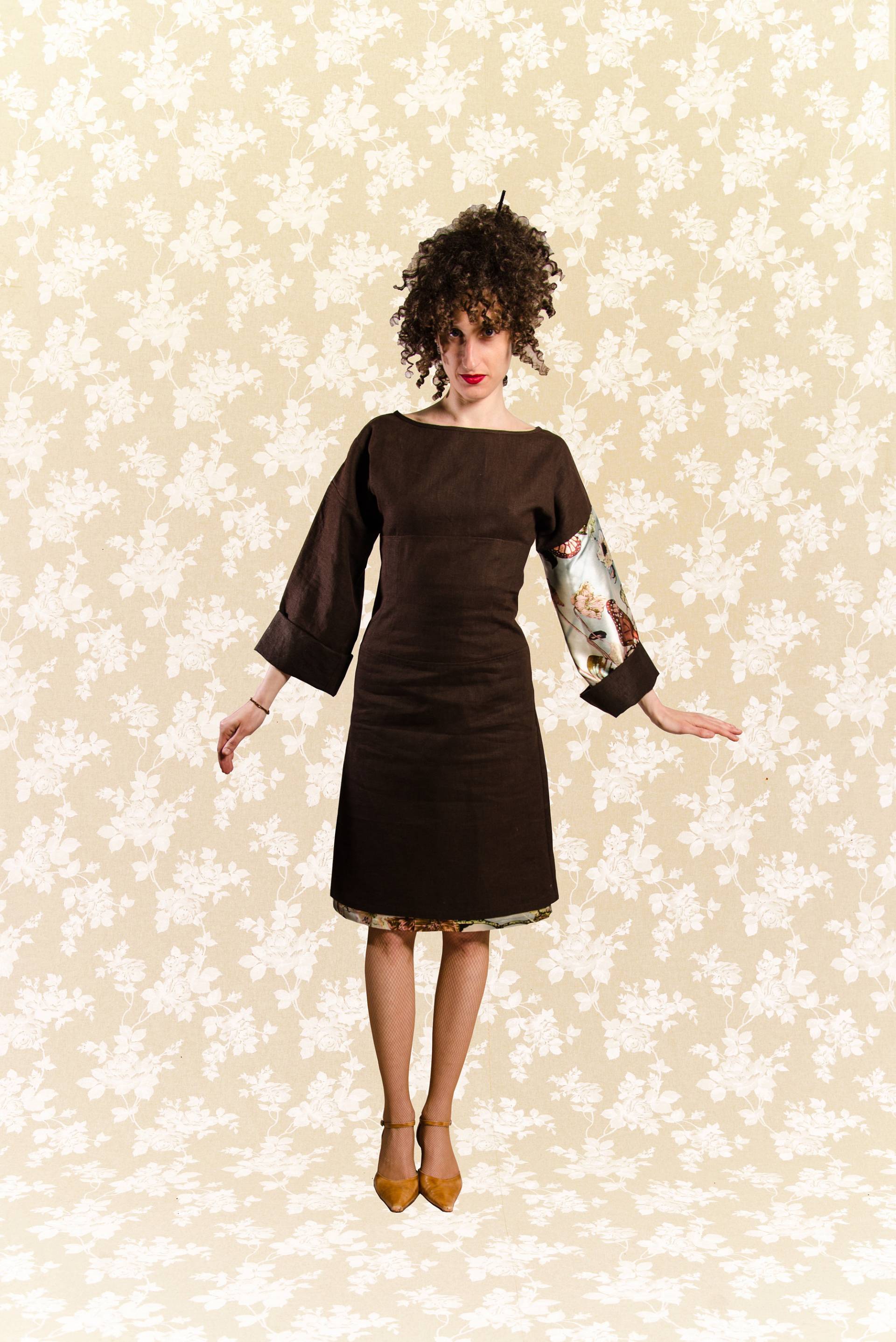 Dunkelbraunes Leinenkleid Yasuko Mit Satinärmel von Lumapoli