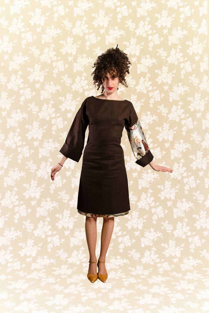 Dunkelbraunes Leinenkleid Yasuko Mit Satinärmel von Lumapoli