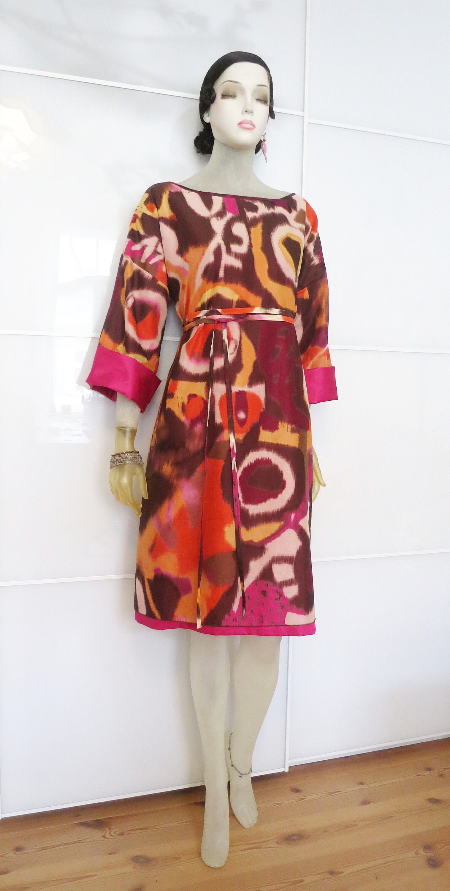 Kleid Ritsu in Warmen Farben Aus Baumwoll-Seidenstoff, Fuchsia, Orange, Braun von Lumapoli