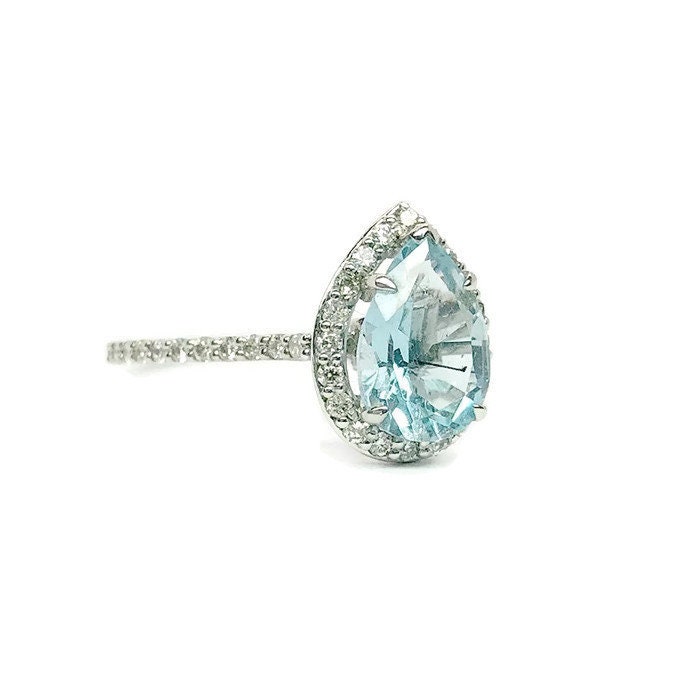 Sky Blue Topas Verlobungsring Mit Diamanten, Einzigartige Topas, Und Diamanten Weißgold von LumiJewelryStore