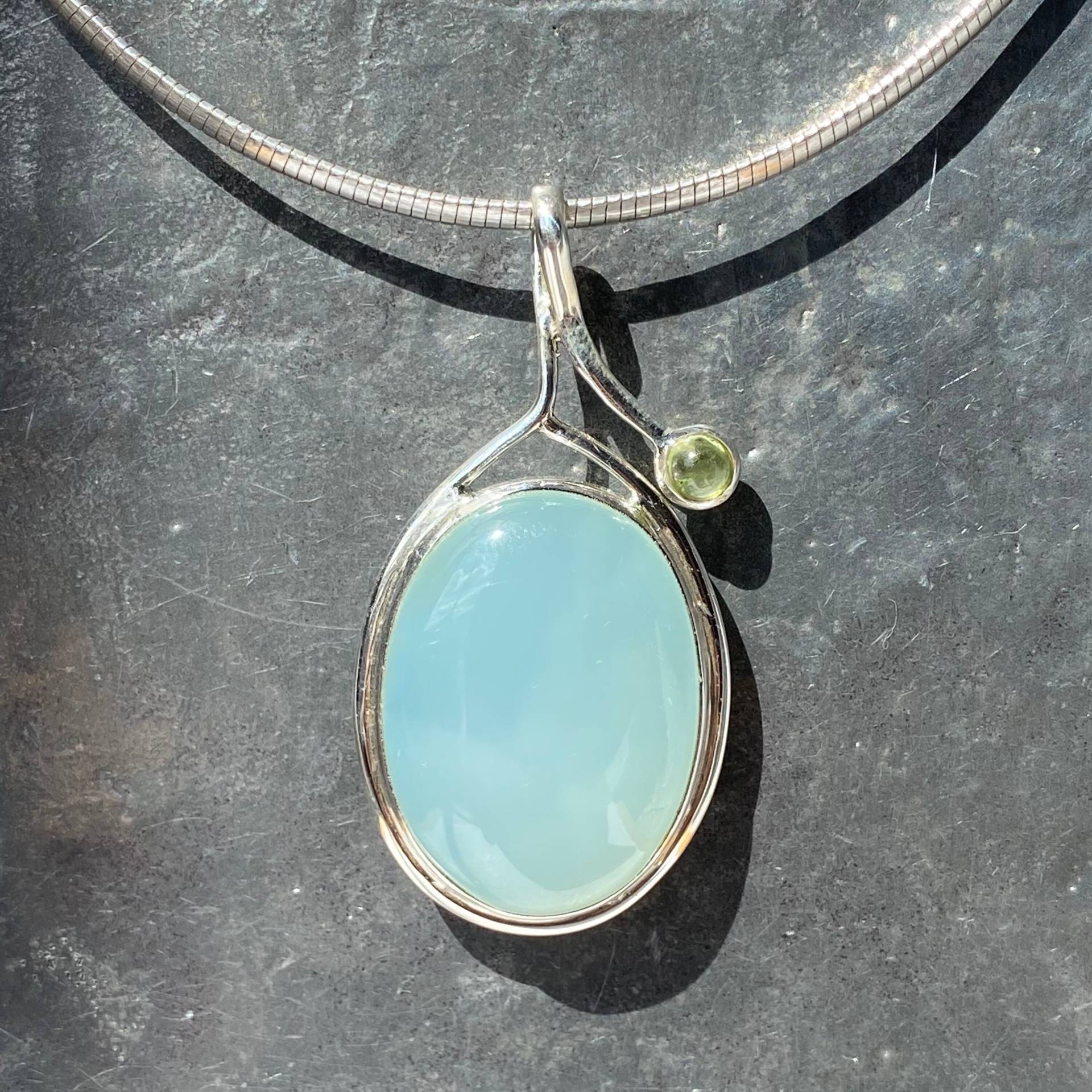Chalcedon Anhänger Mit Peridot - Aqua Blaue Halskette Cabochon Chalcedon Anhänger Mit Peridot - Aqua Blaue Halskette Cabochon von LuminaFusion