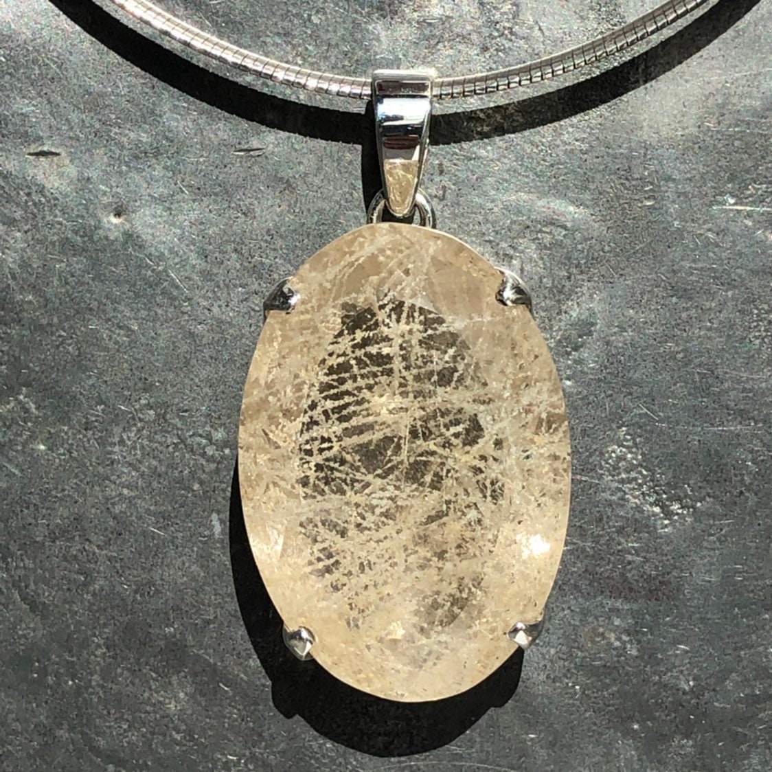 Weiß Rutilated Quarz Anhänger/Rutile Spinne Netz Rutil Halskette Weiß Rutilated Quarz Anhänger/Rutile Spinne Netz Rutil Halskette von LuminaJewellery