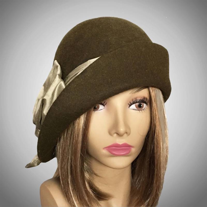 50% Ermäßigung Ashley, Pelz-Filz Cloche, Hut Mit Aus Dupionseide Und Dupionseide, Farbe Ist Loden Green 50% Ermäßigung Ashley, Pelz-Filz Cloche, Hut Mit Aus Dupionseide Und Dupionseide, Farbe Ist Loden Green von LuminataCo