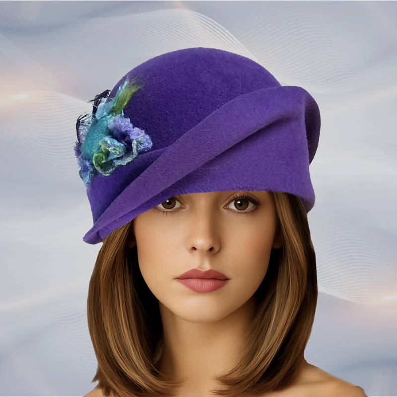 Verkauf; Lila Pelzfilz Cloche Hut Handgemachter Downton Abtei Stil, "Vanessa" Verkauf; Lila Pelzfilz Cloche Hut Handgemachter Downton Abtei Stil, "Vanessa" von LuminataCo