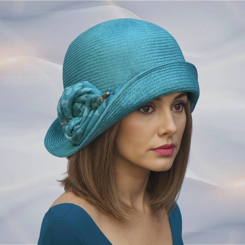 Petrol/Blauer Strohhut Handgemachter Frauenhut Mit Seidenverzierung, "Colette" Petrol/Blauer Strohhut Handgemachter Frauenhut Mit Seidenverzierung, "Colette" von LuminataCo