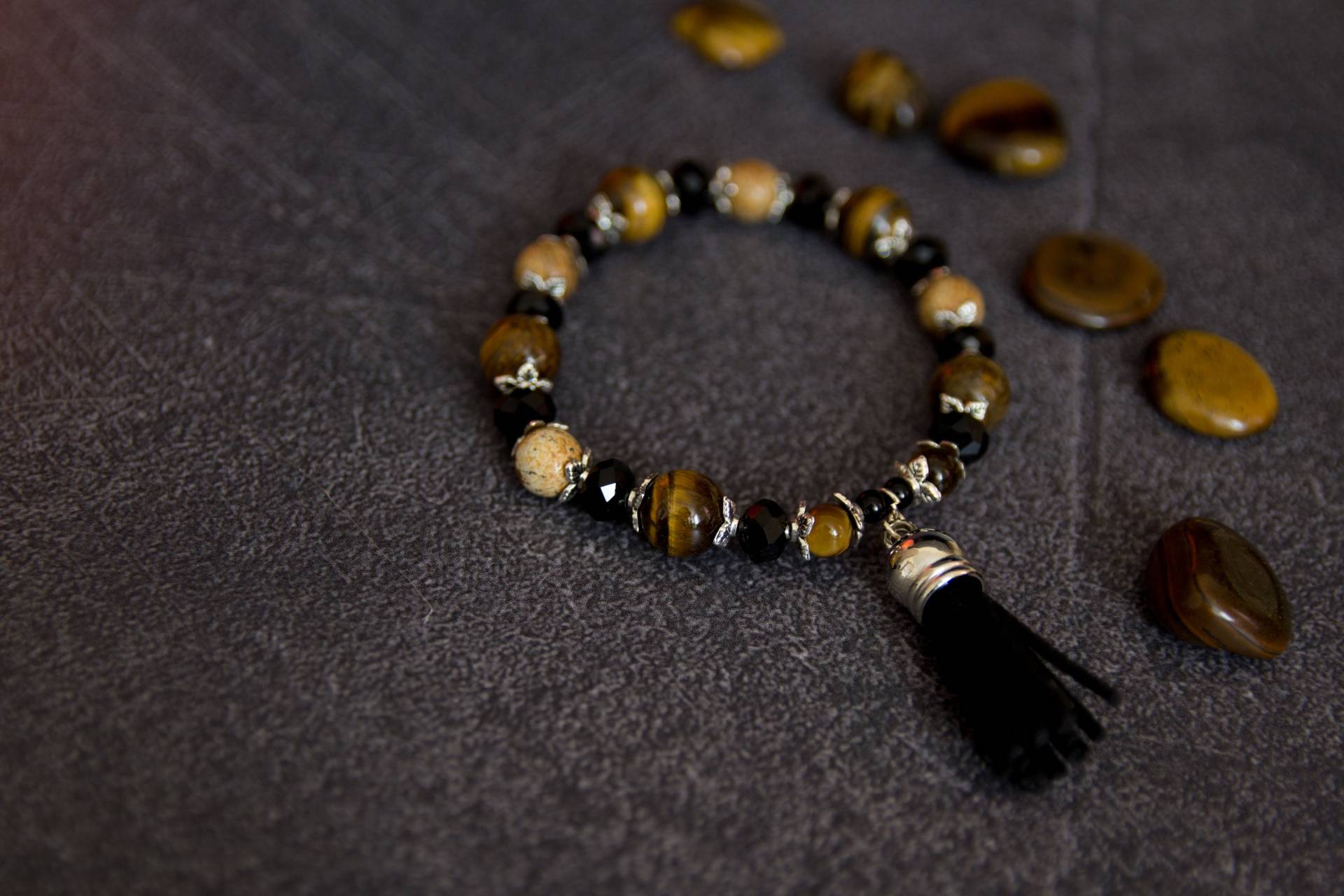 Tigerauge Jaspis Armband Mit Schwarzer Quaste von LuminiCrystals