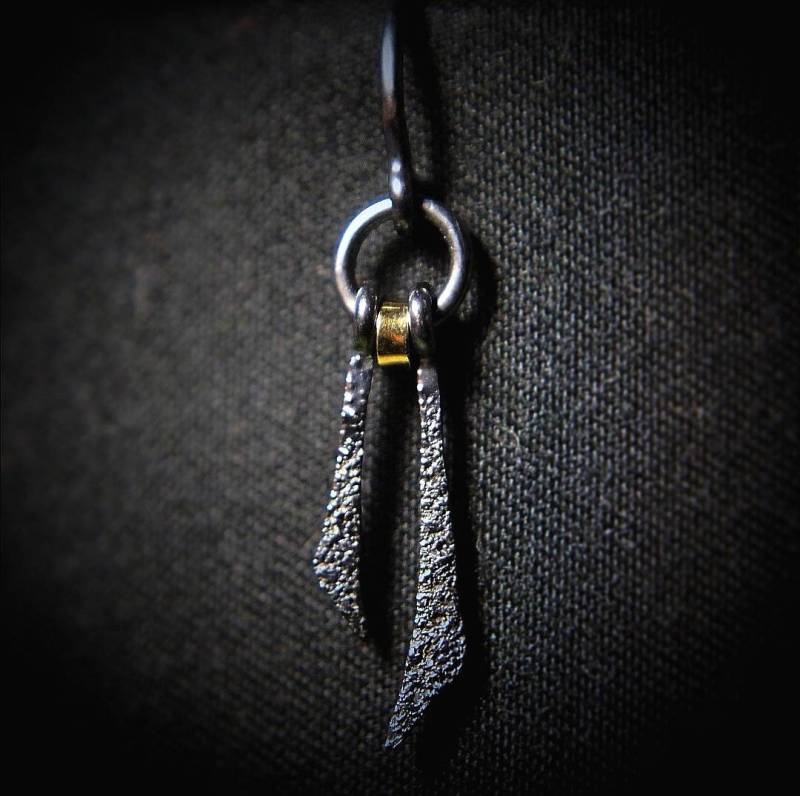 Aztec Style Earring, Raw Primeval Silver Pendant, Oxidized Silver, Gold Loop von LuminousHole