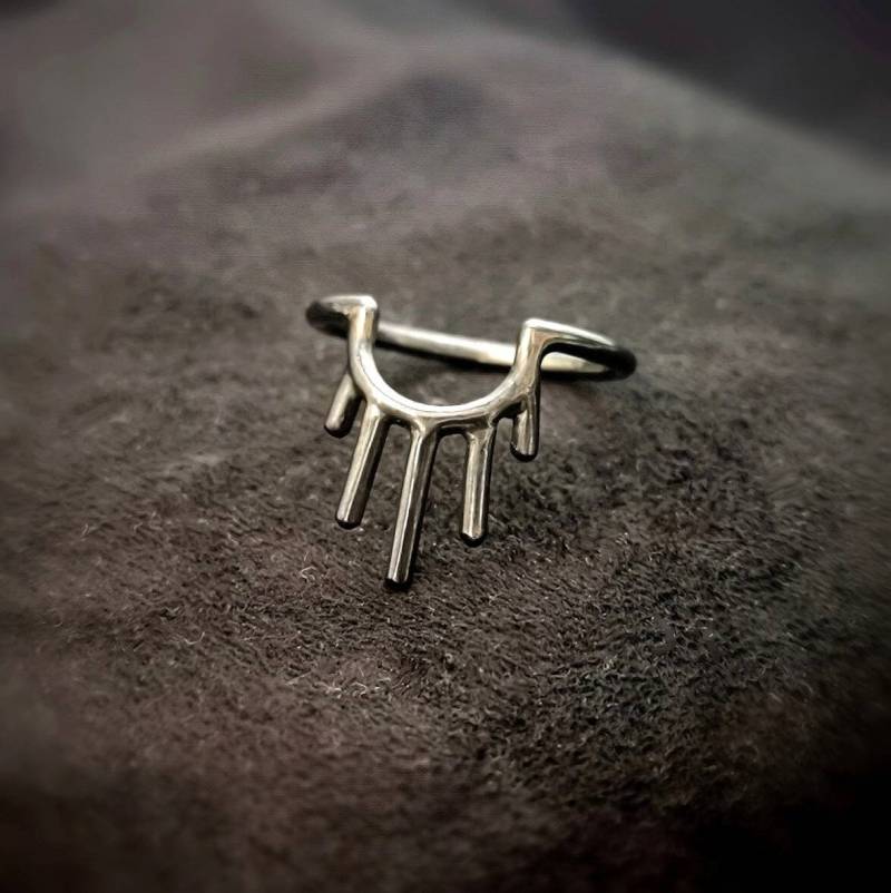Her Rays. Delicate Oxidized Silver Ring. Statement Ring von LuminousHole