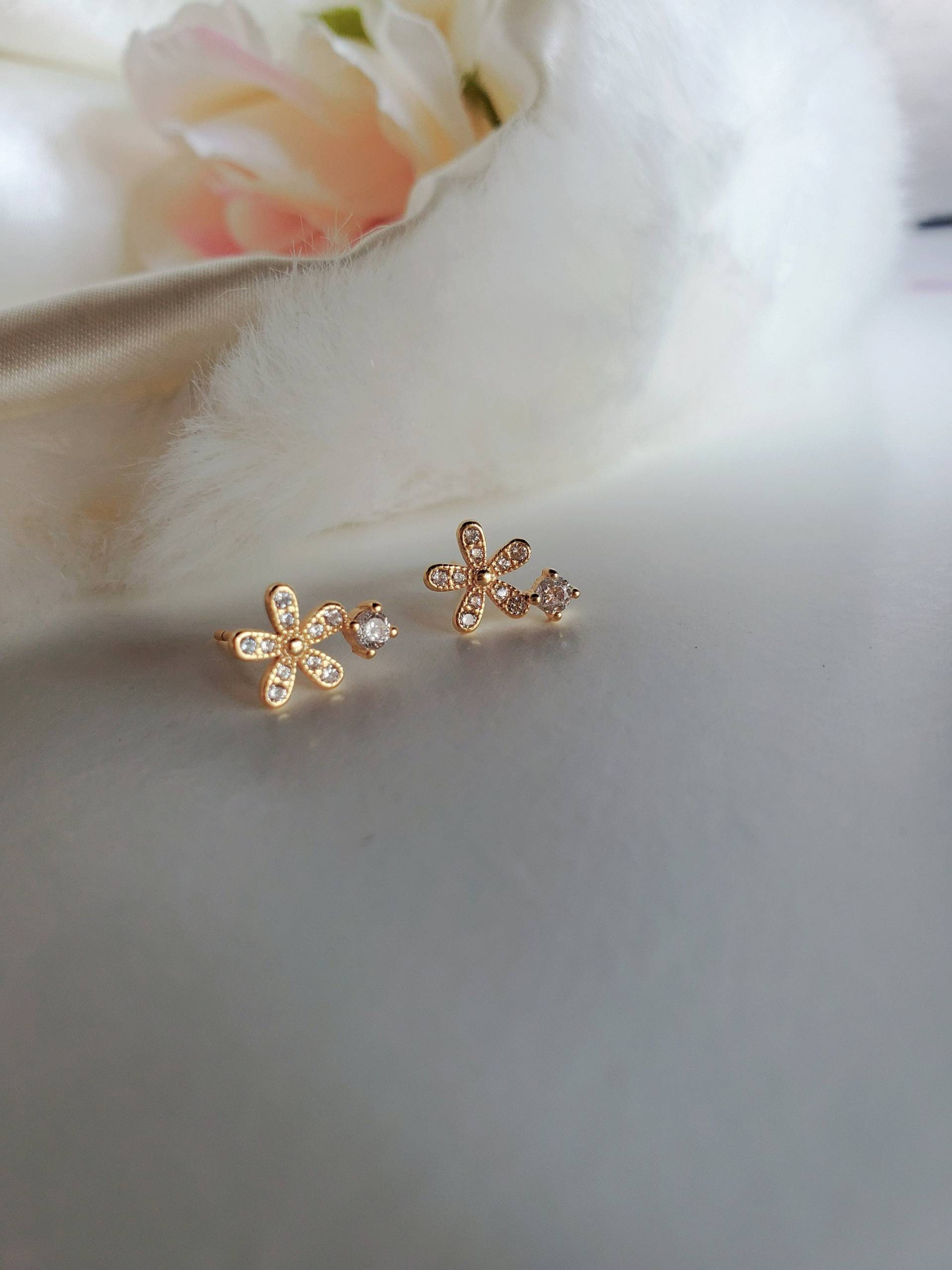 Floral 14K Gold Sterling Silber 925 Ohrstecker, Zirkonia Zierlich, Zarter Schmuck, Geschenk Für Sie, Weihnachten, Kleine Ohrstecker von LuminousPretties