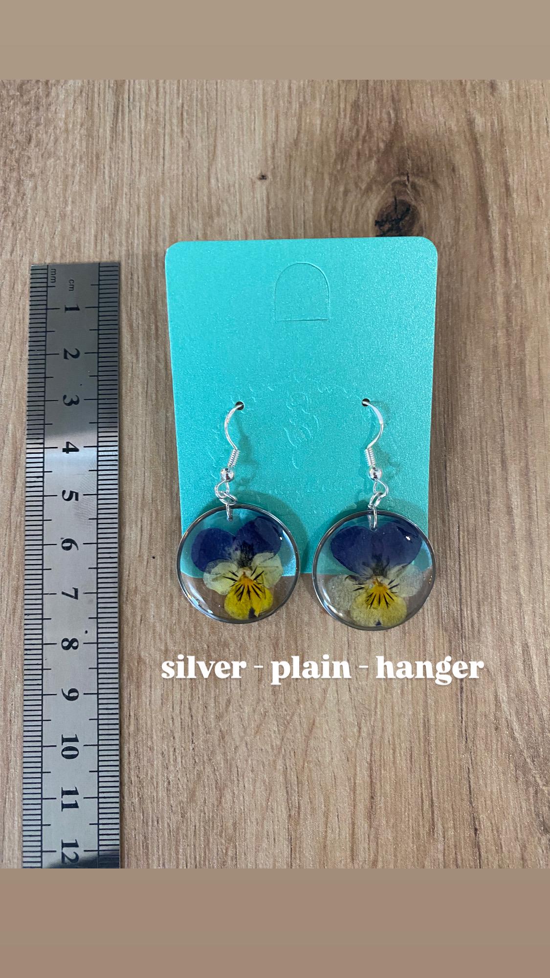 Aesthetic Earrings - Pansy Handmade Minimalist Jewelry, Dried Flowers, Getrocknete Blumen, Hängeohrringe, Stiefmütterchen, Epoxy Aesthetic Earrings - Pansy Handmade Minimalist Jewelry, Dried Flowers, Getrocknete Blumen, Hängeohrringe, Stiefmütterchen, Epoxy von LumisfantaSea
