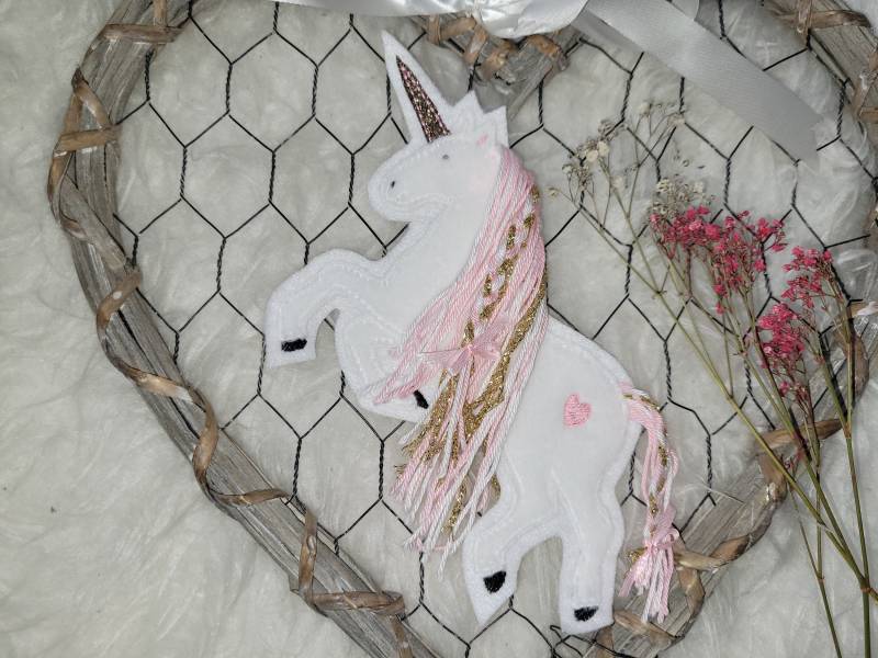 Applikation Steigendes Einhorn Mit Wollmähne Applikation Steigendes Einhorn Mit Wollmähne von Lummpitz