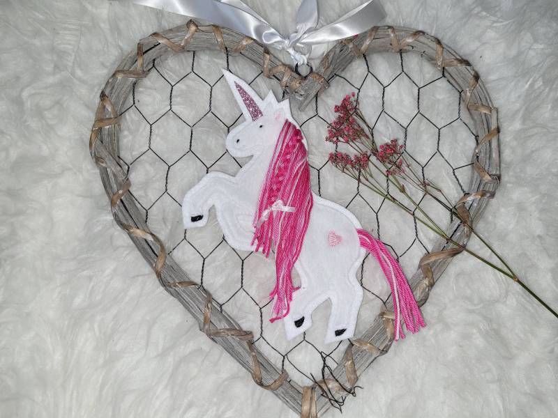 Applikation Steigendes Einhorn Mit Wollmähne Applikation Steigendes Einhorn Mit Wollmähne von Lummpitz