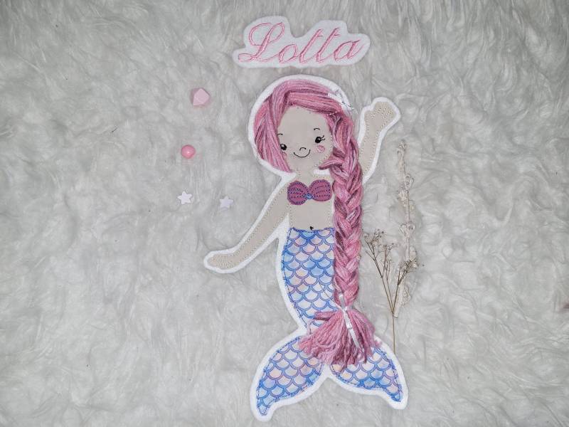 Set Applikation Große Meerjungfrau Und Name, Nixe, Glitzerflosse, Wollhaare, Schultütenset Set Applikation Große Meerjungfrau Und Name, Nixe, Glitzerflosse, Wollhaare, Schultütenset von Lummpitz