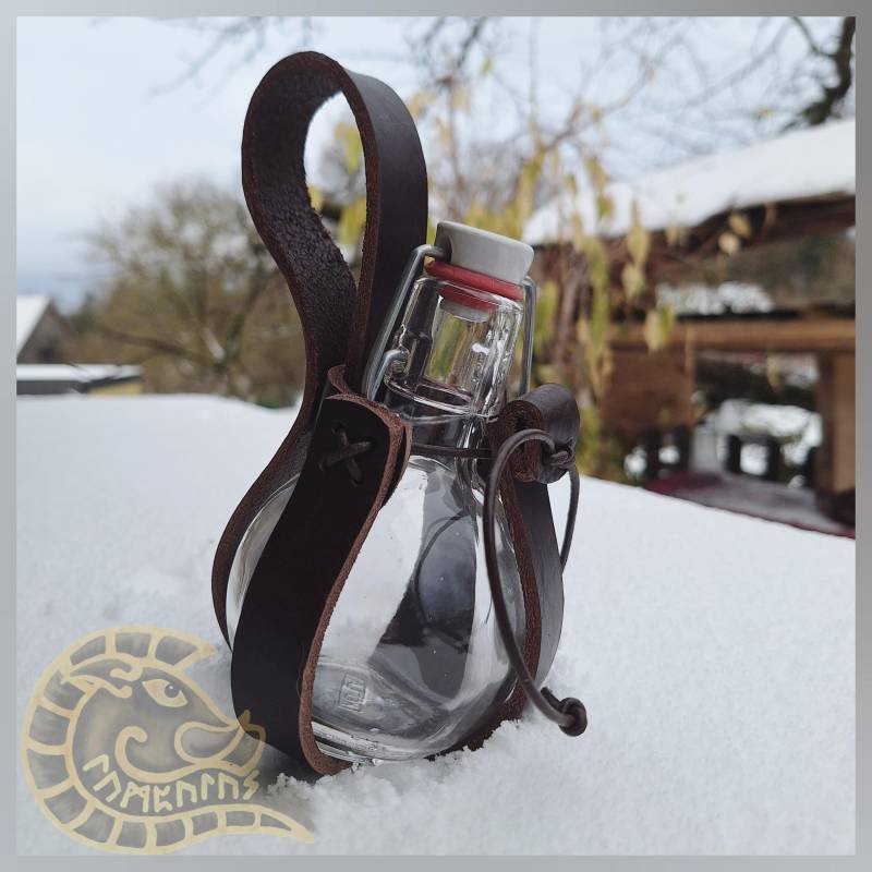 Dunkelbraune Potion Pod Kugelflasche Mit Gürtelhalter Aus Leder Trankflasche von Lumpulus