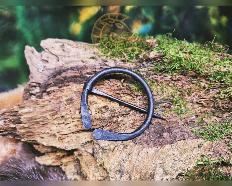 Fibel Glatt Eisen Gewandschließe - Hand Geschmiedet Mittelalter Mantel Umhang Stoff Fell Brosche Wikinger Kelten Römer Larp Reenactment Fibel Glatt Eisen Gewandschließe - Hand Geschmiedet Mittelalter Mantel Umhang Stoff Fell Brosche Wikinger Kelten Römer Larp Reenactment von Lumpulus